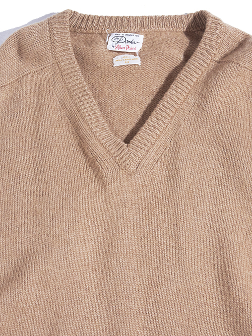 1960s "ALAN PAINE" cashmere V-neck knit with elbow patch -CAMEL-