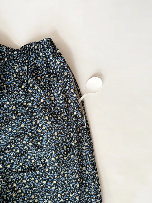 小花プリント裾フリルパンツ