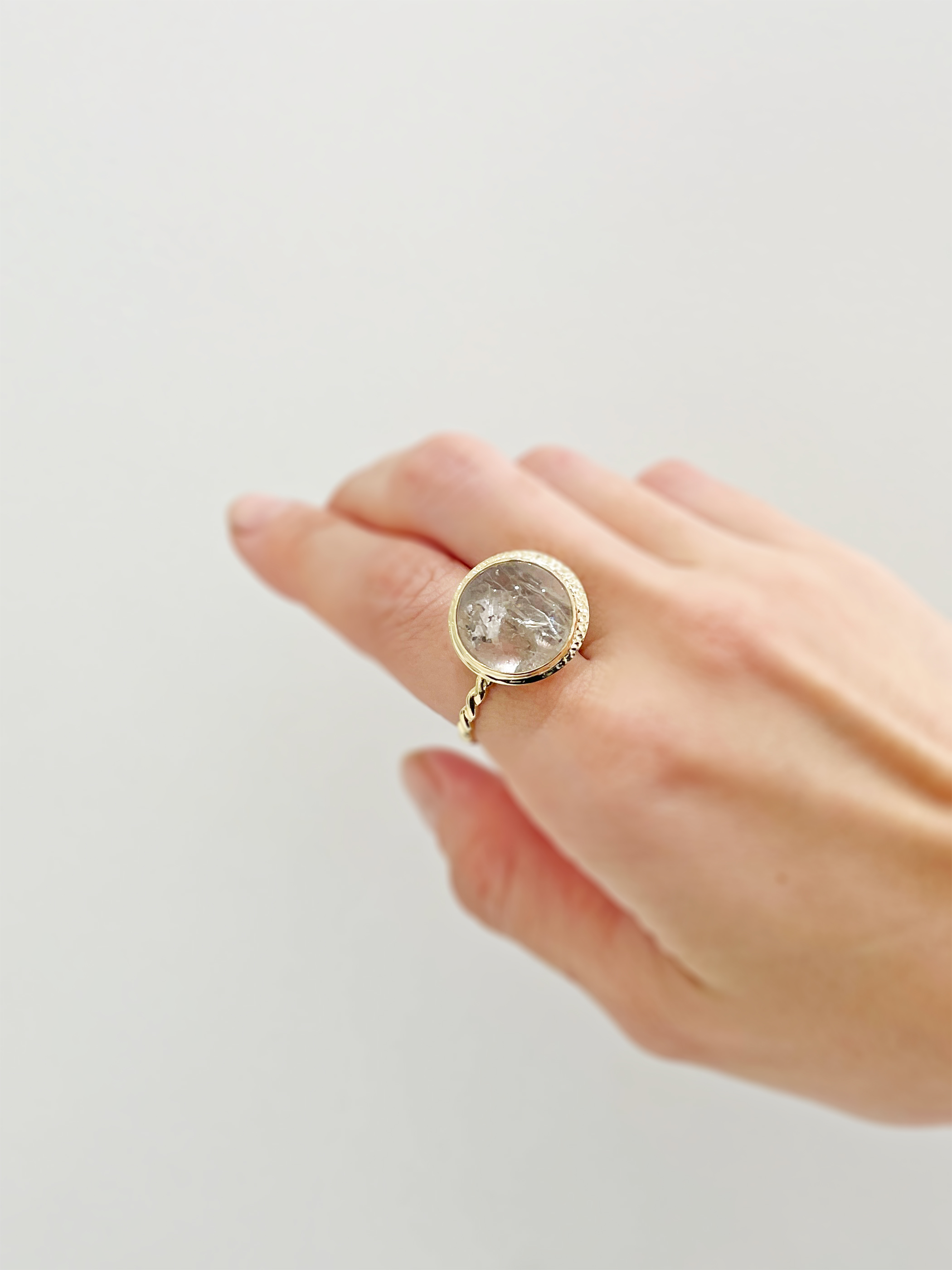 LiniE Official Site | QUARTZ IN INCLUSION LIGHT BETWEEN WAVES RING