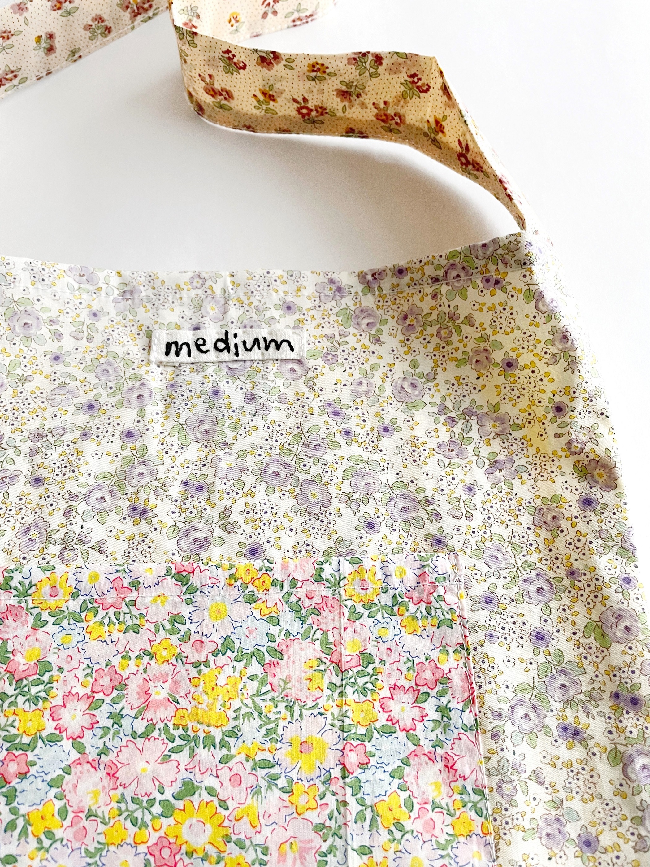 ピンク系ポケットとパープル系本体の組み合わせが可愛いmedium花柄バッグ