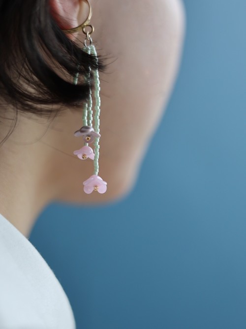 【SOLD】flower glass ear cuff