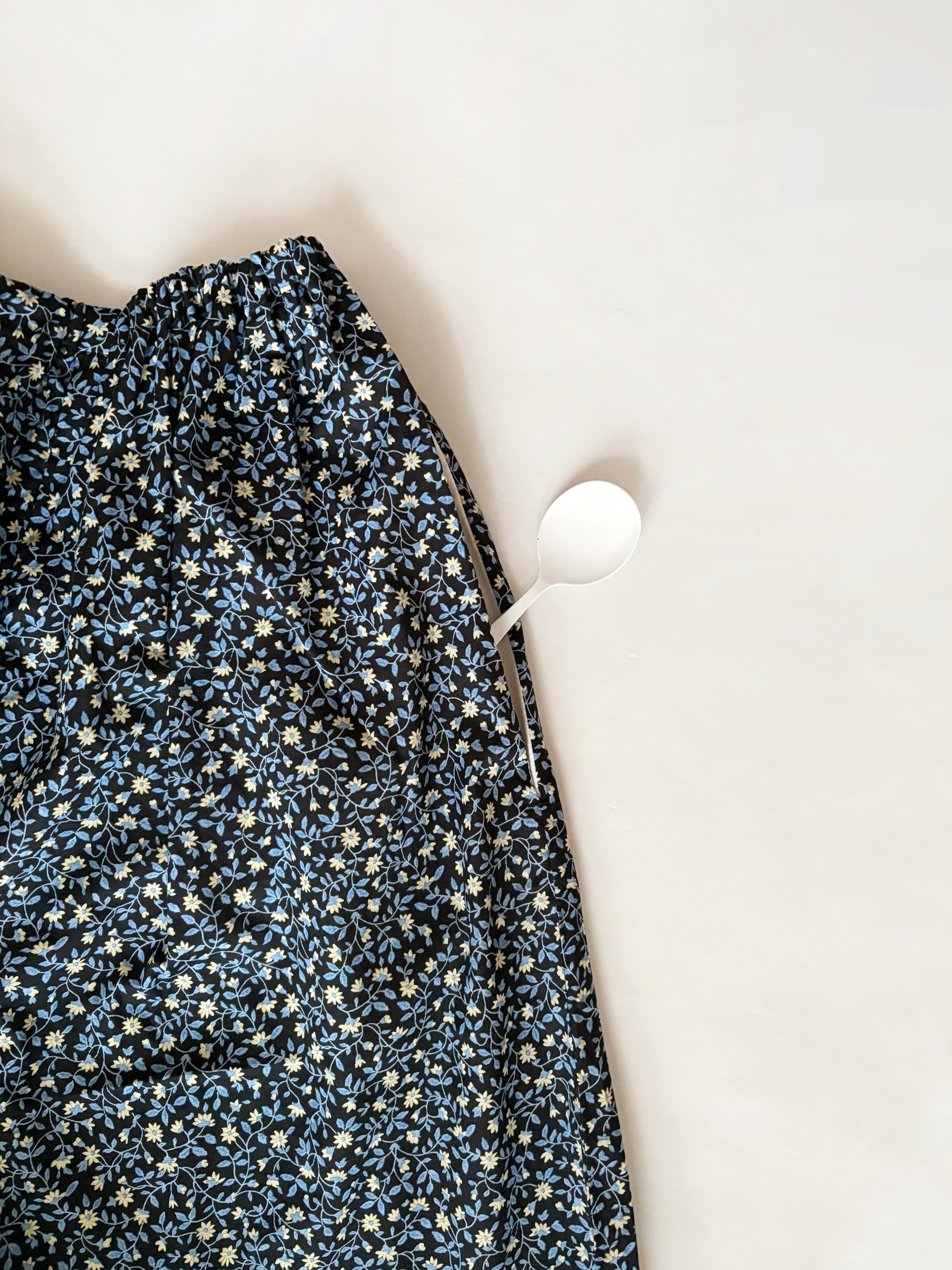 小花プリント裾フリルパンツ