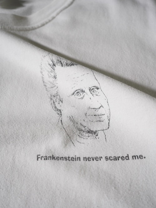 Frankenstein never scared me 両面print T-shirt