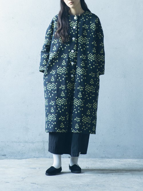 新品　pot and tea コート　花柄　ブラック pot and tea | 野原の小花のドロップ袖コート