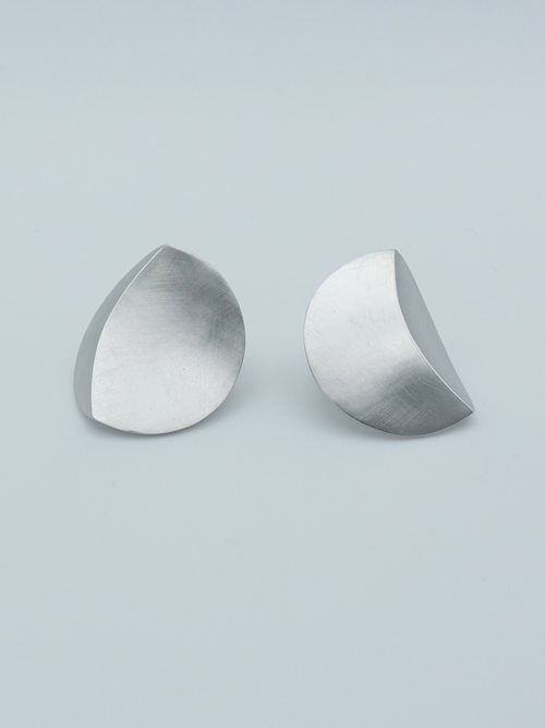 Courve r earrings 1