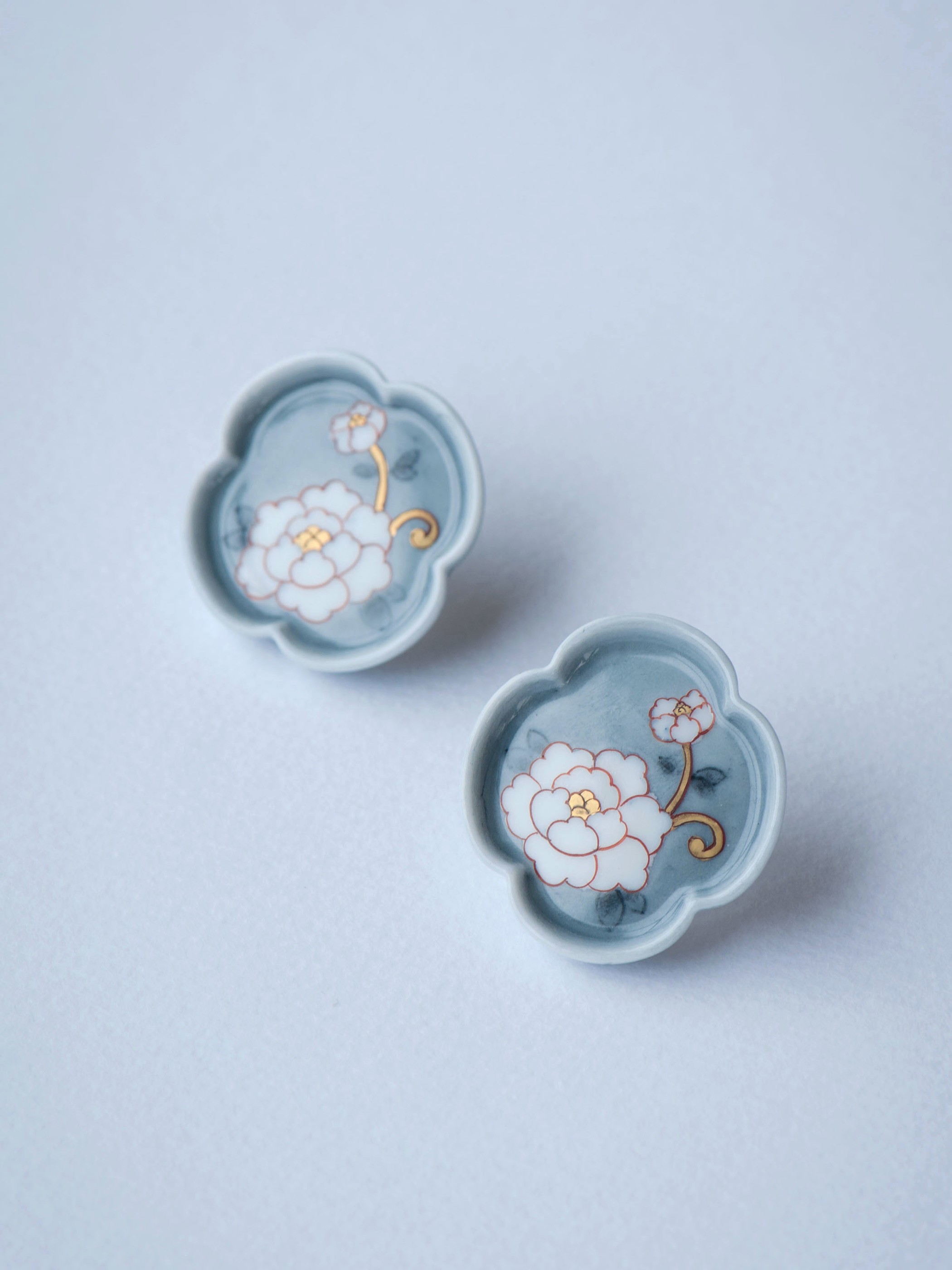 01 絵付 牡丹/Peony Mokkou Earrings - Blue gray