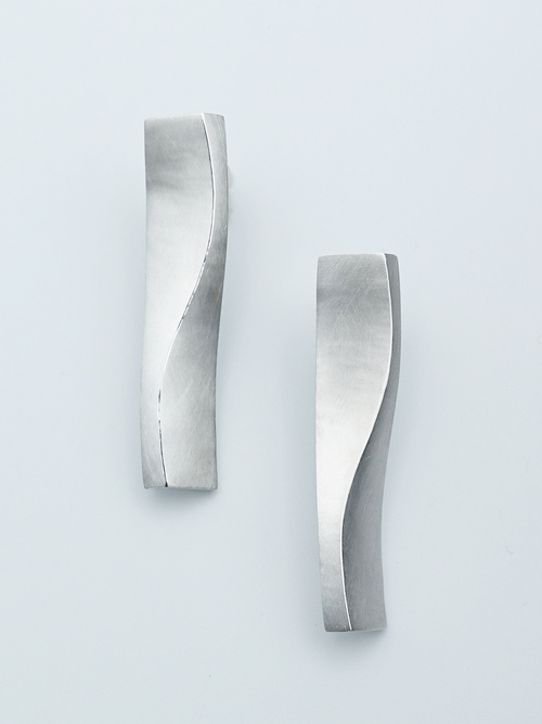 Courve l earrings 1