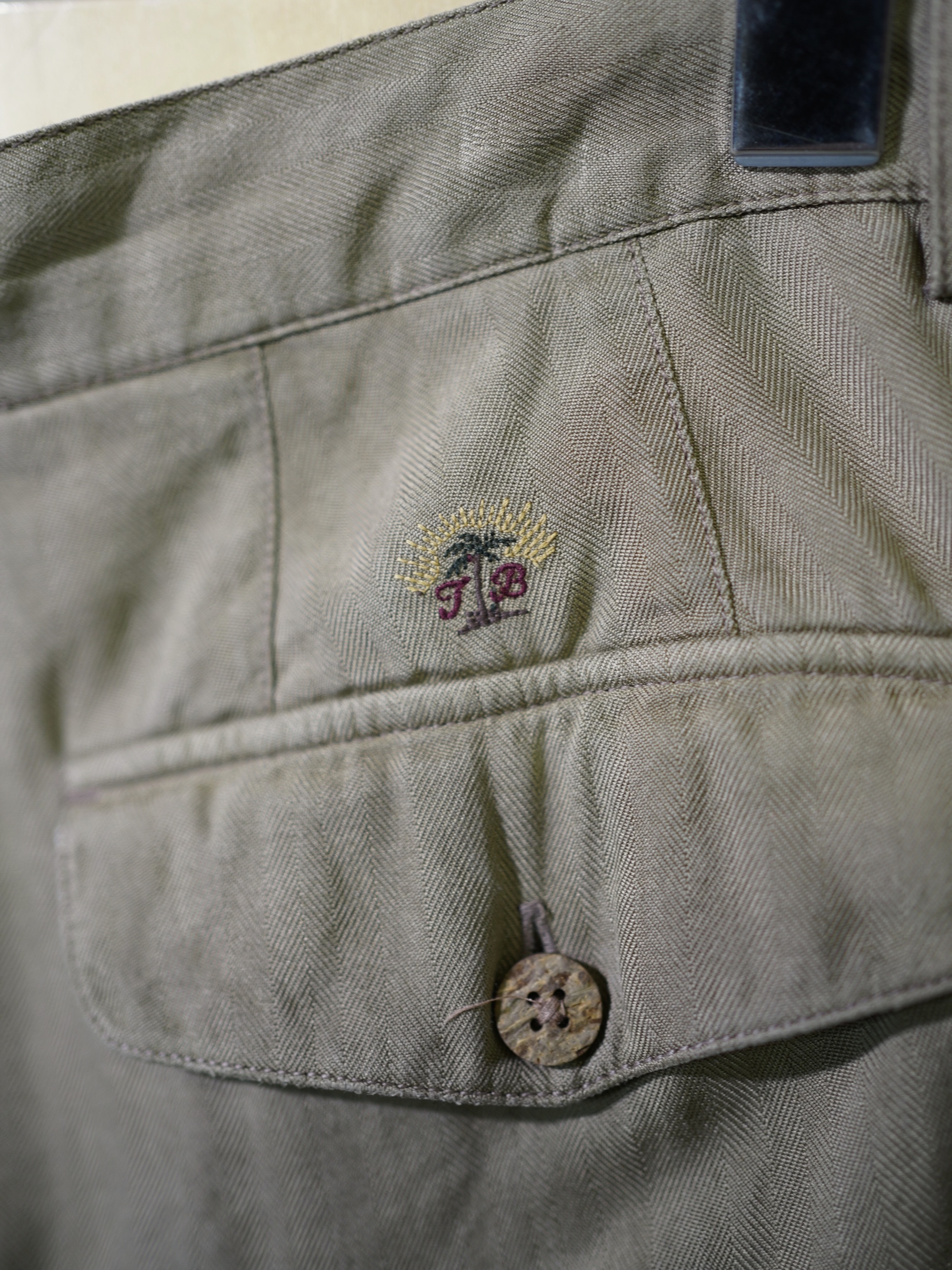 Tommy Bahama 2intuck 100% silk shorts