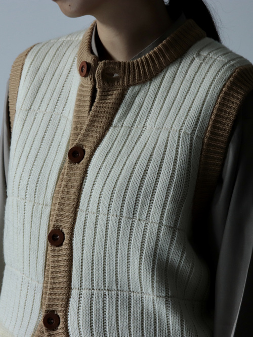 Acryl knit vest