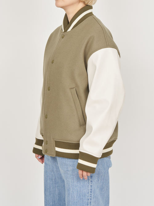 【受注商品】embroidery stadium jacket・KHAKI×IVORY