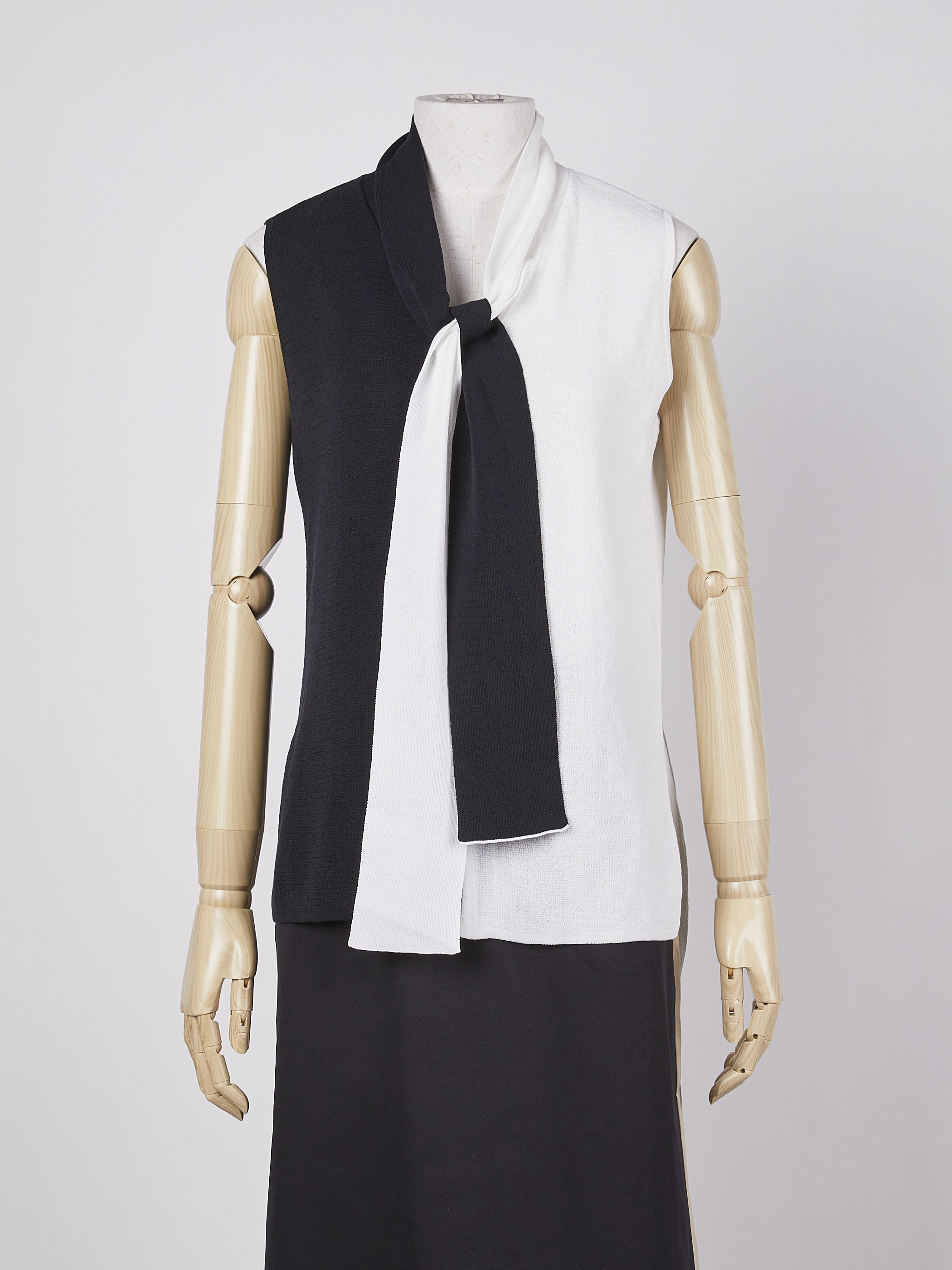 tie-neck sleeveless knit・BLACK×WHITE