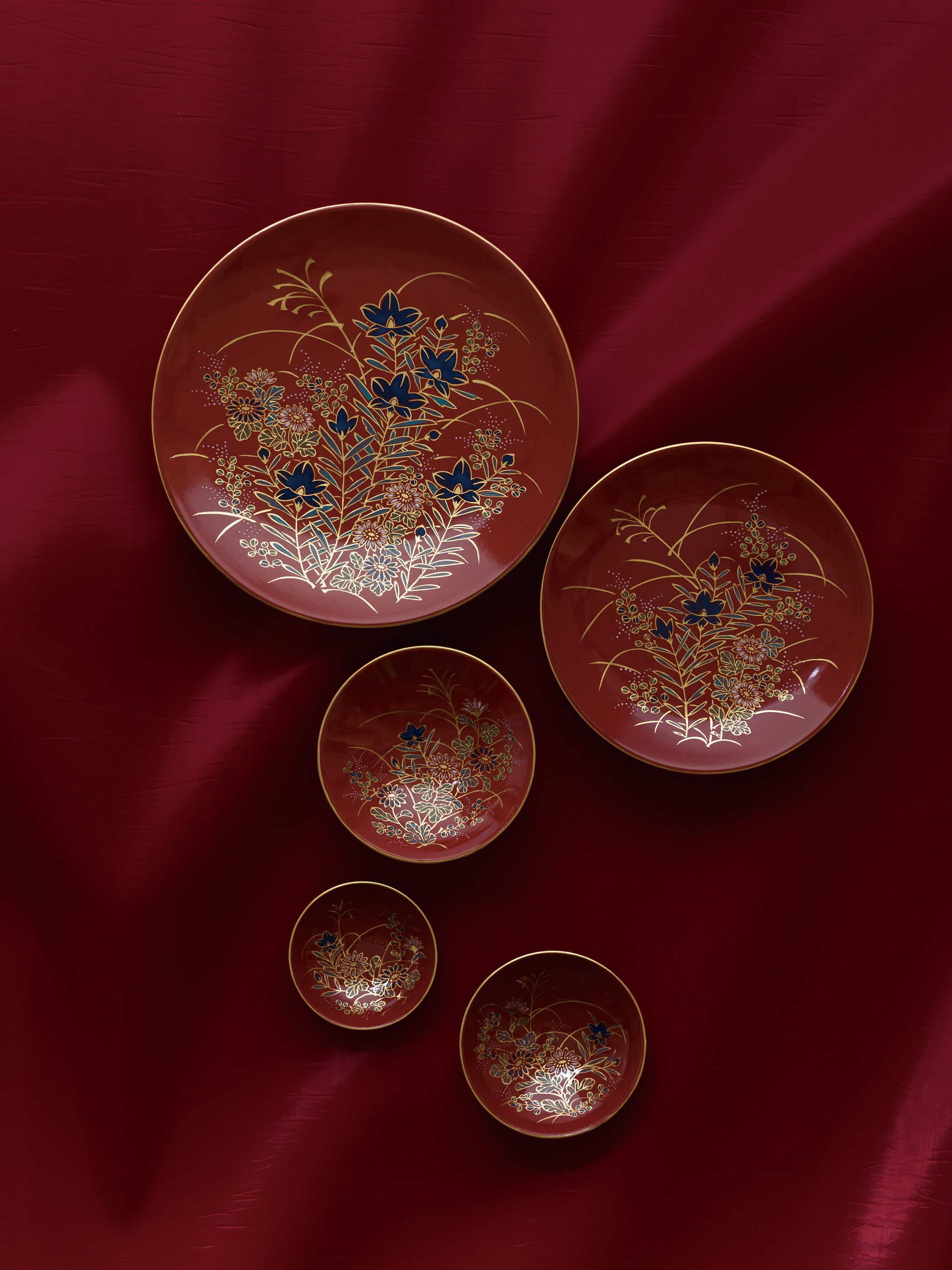 錦山窯 WEB SHOP | Shugu 朱地色絵金彩丸菊文 丸徳利