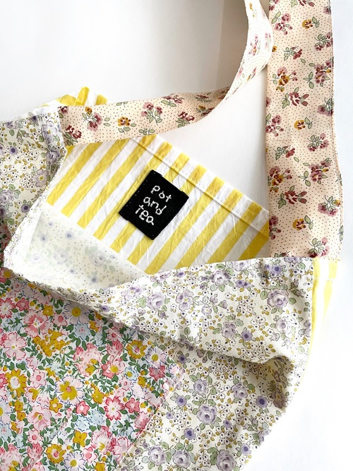 ピンク系ポケットとパープル系本体の組み合わせが可愛いmedium花柄バッグ