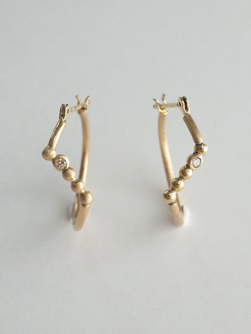 An dotted line earings 1